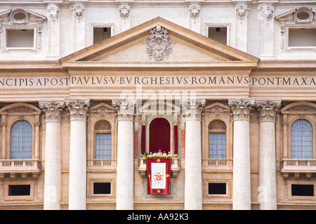 Rom Vatikan St Peters Platz Ostern Sonntag Christen aus aller Welt erhalten päpstlichen Ostern Segen vom Papst Stockfoto