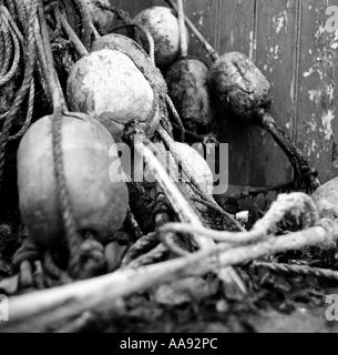 Verworfen, Fischer s Altgeräte auf der Hafenpromenade in Newquay Cornwall UK Stockfoto