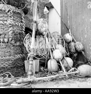 Verworfen, Fischer s Altgeräte auf der Hafenpromenade in Newquay Cornwall UK Stockfoto