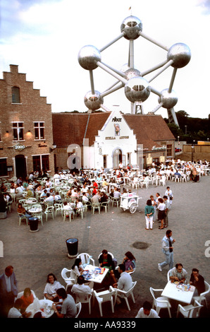 Brüssel-Belgien, Belgique, "Atomium Building" Antenne mit Blick auf Brupark überfüllt Straßencafés auf Straße Stockfoto