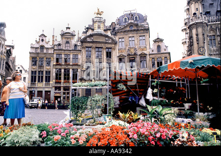 Brüssel Belgien Belgique Menschen in "Flower Market" auf "Grand Place" historischen Zentrum der Altstadt Stockfoto