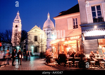 Romantische PARIS Frankreich Französisches Restaurant Terrassen am "Place de Tertre" in Montmartre, leuchtet in der Nacht "Sacre Coeur Basilika" Stockfoto