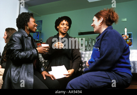 Drei Frauen im Chat bei einem Drink in der Bar der Studentenschaft. Stockfoto