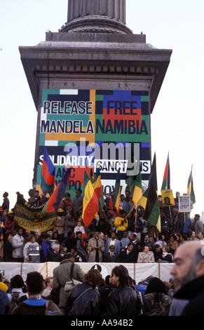 Anti-Apartheid Demonstration auf dem Trafalgar Square in London in den 70er Jahren. Stockfoto