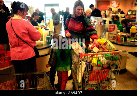 Wöchentliche Familie shopping-Trip zu einem Supermarkt. Stockfoto