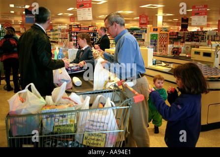 Wöchentliche Familie shopping-Trip zu einem Supermarkt. Stockfoto