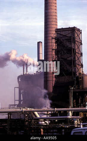 Einer der wenigen verbleibenden Stahlwerke in Sheffield England in der early1980. Stockfoto