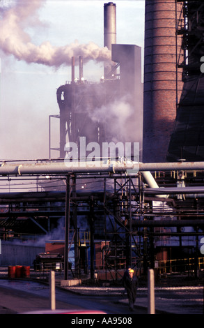 Eines der wenigen verbleibenden Steelmillls in Sheffield in der early1980. Stockfoto