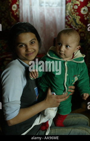 EINE JUNGE ROMA-MUTTER MIT IHREM BABY AUF EINE ROMA-ZIGEUNER-STANDORT IN DER NÄHE KOSICE SLOWAKEI IM JAHR 2004 Stockfoto