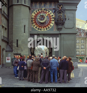 Große Sammlung von Besucher in Krangasse einer Hauptstraße auf Basis der Zytgloggenturm Uhrturm Bern Stadt der Schweiz Stockfoto