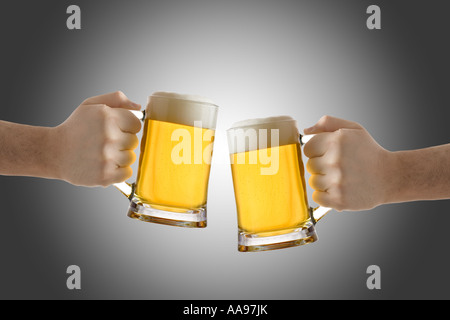 Zwei Personen halten ein Bierglas Stockfoto