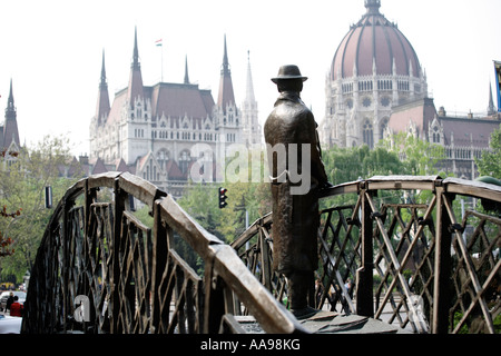 Die Statue von Imre Nagy, der ungarische Ministerpräsident vor dem Aufstand von 1956. Es steht auf einer Brücke zu V. Vertanuk tere Stockfoto