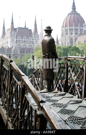 Die Statue von Imre Nagy, der ungarische Ministerpräsident vor dem Aufstand von 1956. Es steht auf einer Brücke zu V. Vertanuk tere Stockfoto