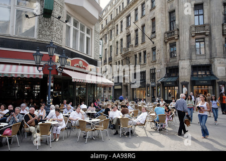 Das Anna Cafe im Fovam ter 6 auf Vaci Utca mitten in Budapest in Ungarn. Die Mode ist Tatuum im Hintergrund Stockfoto