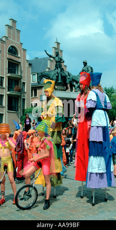 Straße Zirkusartisten auf Stelzen in Brüssel Belgien Stockfoto