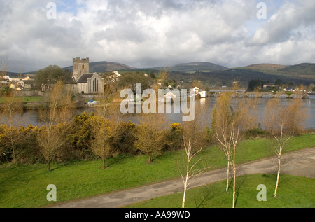 Killaloe Kathedrale und Brücke über den Fluss Shannon von Ballina Co Tipperary Irland gesehen Stockfoto