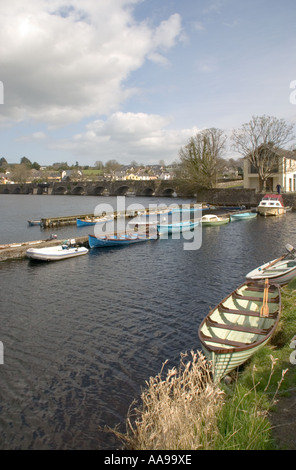 Boote am Killaloe Kanal, durch den Fluss Shannon, Killaloe, Co Clare Irland Stockfoto