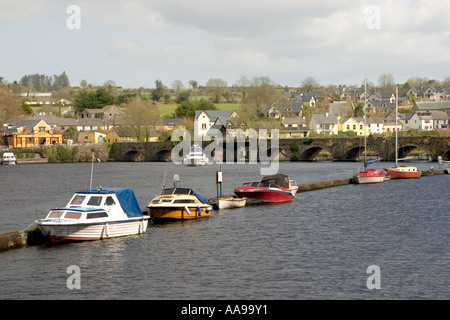 Boote am Killaloe Kanal, durch den Fluss Shannon, Killaloe, Co Clare Irland Stockfoto