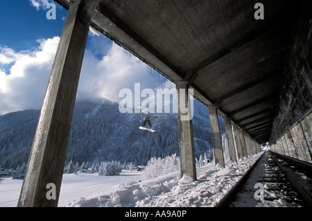 Scott Nixon Snowboarder kommen aus dem Dach des Schutz-Eisenbahntunnel eine Lawine im Bereich Chamonix in den französischen Alpen Stockfoto