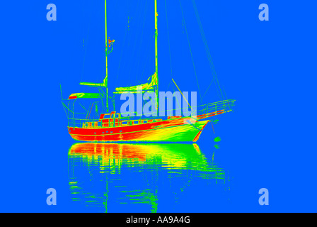 Bunte Segelboot auf dem blauen Wasser.  Blauer Himmel. Stockfoto