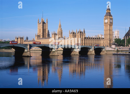 Bus-Warteschlange auf Westminster Bridge, Big Ben und den Houses of Parliament auf dem Fluss Themse London England durch Steven Dusk Stockfoto