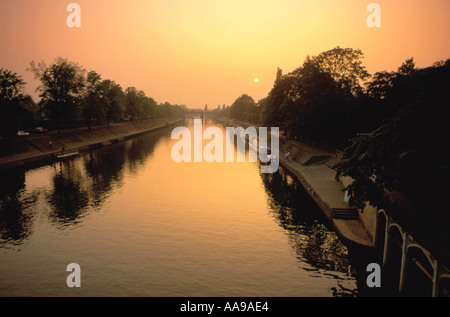 Goldener Sonnenuntergang über den Fluss Ouse gesehen von Lendal Bridge, City of York, North Yorkshire, England, UK. Stockfoto