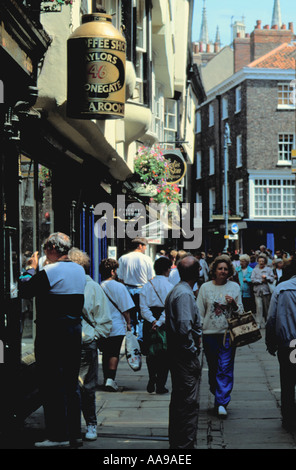 Taylors Café und Menschenmassen auf malerischen Stonegate, City of York, North Yorkshire, England, UK. Stockfoto