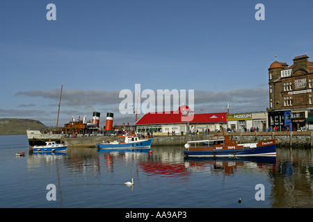 Oban Bay an einem sonnigen Morgen mit Paddel-Dampfer Waverley festgemacht in unter Passagiere für eine Reise um Tiree Nordpier. Stockfoto