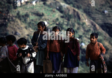 Indien HIMICHAL PRADESH 2000 A Gruppe von Schülerinnen und Schüler auf Ihr Weg nach Hause Stockfoto