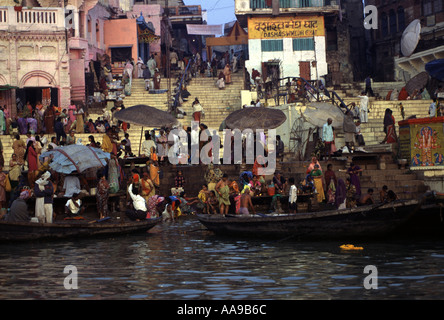 INDIEN 1997 EINE ALLGEMEINE ANZEIGEN VON PRAYAG GHAT AM FLUSS GANGES IN VARANASI Stockfoto