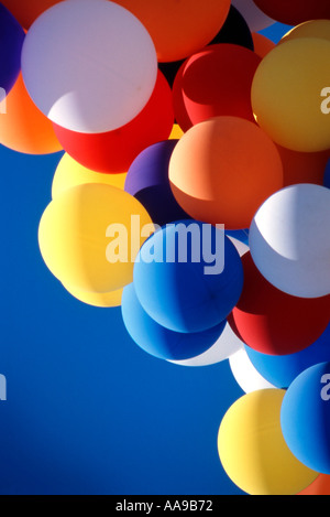 Gruppe von bunten Geburtstag Ballons im blauen Himmel schweben Stockfoto