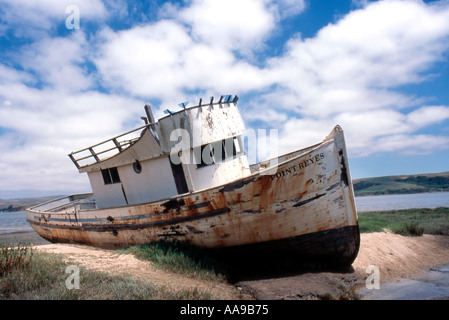 Altes Fischerboot Schiffbruch im Schlamm Stockfoto