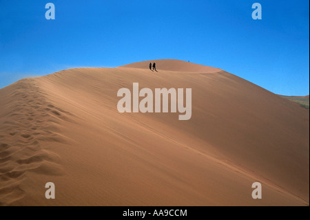Reisende zu Fuß auf dem Kamm der Düne Sossusvlei Namib Naukluft Nationalpark Namibias Stockfoto