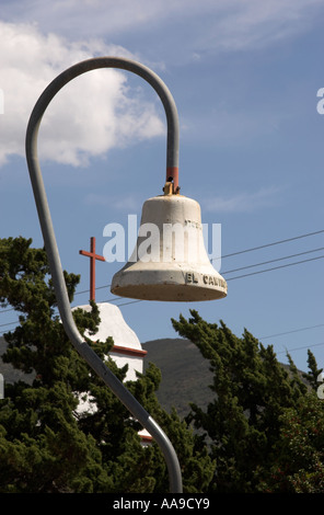 El Camino Real Glocke mit dem Glockenturm im Hintergrund, Mission Asistencia San Antonio de Pala, Kalifornien, USA. Stockfoto