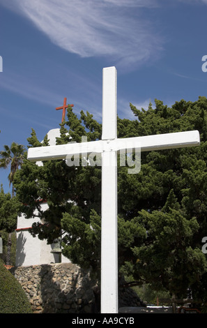 Ein weißes Kreuz mit dem Glockenturm im Hintergrund, Mission Asistencia San Antonio de Pala, Pala, Kalifornien, USA Stockfoto