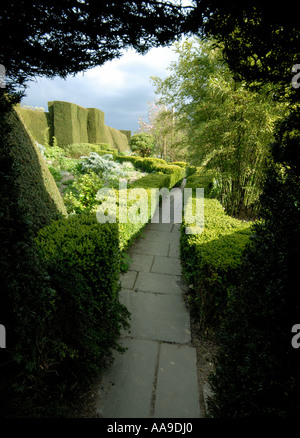 Der Garten am Great Dixter, East Sussex, im Frühjahr. Stockfoto