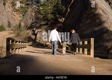 Familie zu Fuß über die Brücke Stockfoto