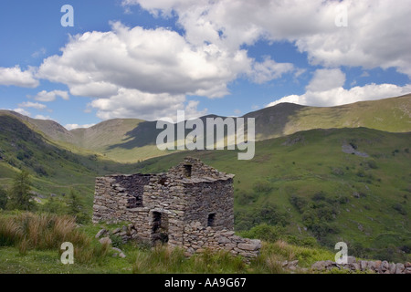 Cumbria Seenplatte Kirkstone Pass durch Berge mit Ruine Stockfoto