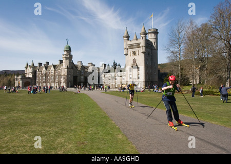 Rollerski ist ein Nicht-Schnee äquivalent zum Langlaufen. Emulieren von Ski, längliche, Inline Skates, mit Rädern an den Enden, Balmoral Castle, Stockfoto