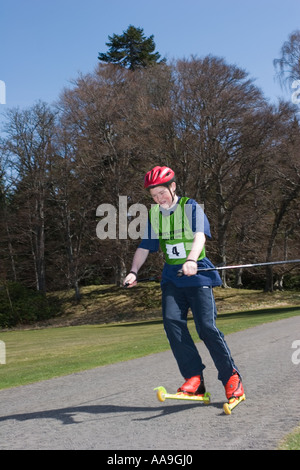 Rollerski ist ein nicht-Schnee-Äquivalent zu Langlaufen. Emulierende Skier, längliche Inline-Skates, mit Rädern an den Enden, Balmoral Castle, Großbritannien Stockfoto