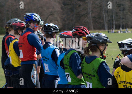 Rollerski entspricht nicht Schnee, Ski-Langlauf. Emulieren Ski, länglich Inline-Skates, mit Rädern an den Enden Stockfoto