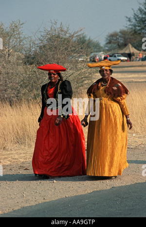 Zwei Herero-Frauen tragen traditionelle Kleidung bei der Ma Herero Day Parade August Okahandja Namibia Stockfoto