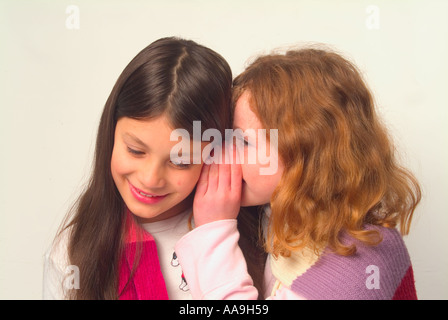 Zwei hübsche neunjährige Mädchen Geheimnisse zu teilen Stockfoto