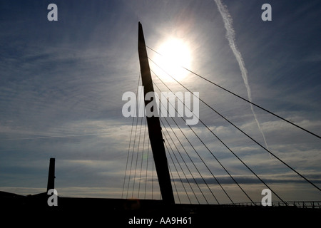 Segel-Brücke Silhouette bei Abenddämmerung SA1 Entwicklung Swansea Südwales Stockfoto