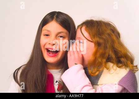 Zwei hübsche neunjährige Mädchen Geheimnisse zu teilen Stockfoto