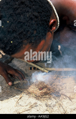 San oder Buschmann machen Feuer mit traditionellen Methode Stockfoto