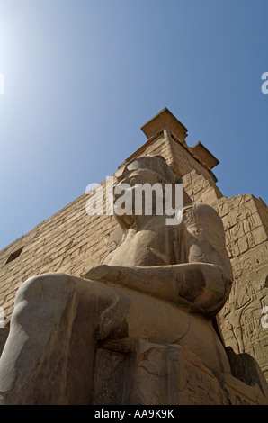 Einer der beiden Colosal sitzende Statuen von Ramses II, die am südlichen Ende der Columnade sitzen. Luxor-Tempel, Luxor, Ägypten Stockfoto