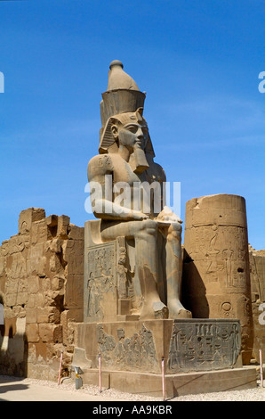 Einer der beiden Colosal sitzende Statuen von Ramses II., die sitzen am südlichen Ende des Columnade, im Luxor-Tempel, Luxor, Ägypten Stockfoto