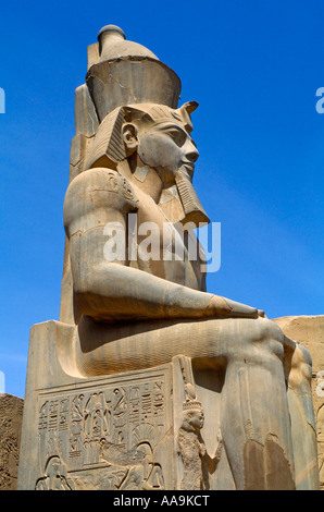 Einer der beiden Colosal sitzende Statuen von Ramses II., die sitzen am südlichen Ende des Columnade, Luxor-Tempel, Luxor, Ägypten Stockfoto