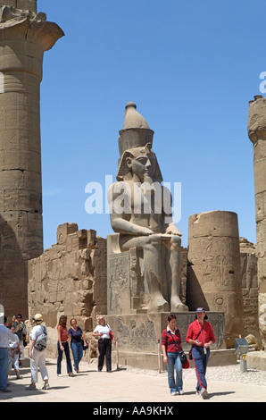 Einer der beiden Colosal sitzende Statuen von Ramses II., die sitzen am südlichen Ende des Columnade, im Luxor-Tempel, Luxor, Ägypten Stockfoto